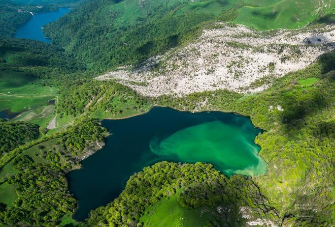 Thiên nhiên nguyên sơ  Những người yêu thiên nhiên không thể bỏ lỡ cơ hội khám phá Azerbaijan, từ dãy Kavkaz kỳ vĩ trải dài khắp miền bắc nước này, đến biển Caspi - hồ nước mặn lớn nhất thế giới với diện tích bề mặt 371.000 km2 và thể tích 78.200 km3. Trên ảnh là hồ nước xanh Göygöl tự nhiên nằm ở chân dãy Murovdag thuộc Rặng núi Tiểu Kavkaz. Ảnh: Baku Media Center.
