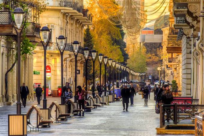 Paris trên dãy Kavkaz  Thành phố Baku vốn được mệnh danh là Paris trên dãy Caucasus, với những đại lộ trải dài ven bờ biển Caspi. Nơi đây vừa mang nét quyến rũ của một đô thị trung cổ, vừa có dáng vẻ của chốn thành thị hiện đại, bất cứ góc nào trong thành phố cũng có thể khiến du khách muốn dừng chân thăm thú. ​Nếu ghé thăm thủ đô Azerbaijan, du khách hãy dạo qua phố Nizami (ảnh) với không khí sôi động về đêm, phố cổ Icheri Sheher, quảng trường Fountains, tháp Maiden và điện Shirvan Shahs.  Đặc biệt, lần đầu tiên một trận chung kết UEFA Europa League sẽ diễn ra tại SVĐ Olympic ở thủ đô Baku vào 29/5, giữa hai CLB Anh Chelsea và Arsenal. Ảnh: Davudazul.