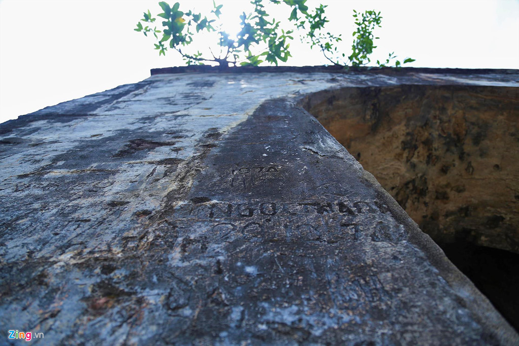 Trải qua hàng trăm năm, Hoành Sơn Quan vẫn giữ được nét kiến ​​trúc cổ xưa với nhiều dấu tích, chữ khắc trên tường.