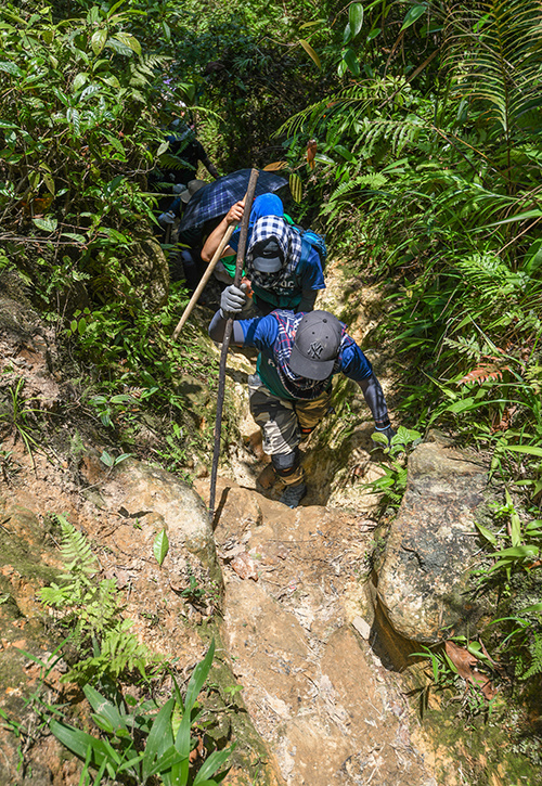 Trên đường, khung cảnh ruộng bậc thang sớm nhường chỗ cho những con dốc nhỏ hẹp len lỏi giữa rừng cây. Con đường mòn dẫn lên đỉnh Ky Quan San được khai phá vào năm 2012, toàn bộ là dốc đất và các vách đá cheo leo thử thách thể lực con người.