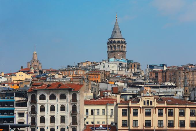 Istanbul là một trong những thành phố năng động bậc nhất thế giới. Nơi đây có sự pha trộn thú vị giữa Âu và Á, quá khứ và hiện tại, Thiên Chúa Giáo và Hồi Giáo... Thành phố chia đôi bờ Âu - Á đưa du khách đi từ hết bất ngờ này đến bất ngờ khác.  Trong cuốn sách Phương Đông lướt ngoài cửa sổ, tác giả từng đề cập đến lời khuyên: "Dành một ngày cho các bức tường thành và pháo đài, vài ngày thăm thú hệ thống ống nước và bể chứa của thành phố, một tuần đi thăm các cung điện, một tuần nữa thăm viện bảo tàng, một ngày cho các cột và tháp, vài tuần cho các nhà thờ và thánh đường… Dành vài ngày xem các khu mộ, nghĩa trang và cách trang điểm cho người chết có khi hay hơn ta vẫn tưởng”.