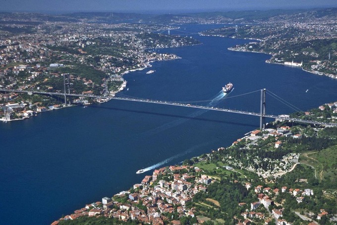 Đến Istanbul, du khách đừng quên đi qua cây cầu Bosphorus nối liền hai lục địa, nơi có dòng chữ Welcome to Asia, ngược lại là Welcome to Europe để thực hiện chuyến đi “xuyên Âu - Á chỉ bằng một bước chân”. Bosphorus nối liền biển Đen và Marmara, từ lâu đã là một trong những tuyến đường hàng hải nhộn nhịp nhất trên thế giới. Ảnh: Get Your Guide.