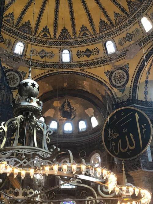 Có niên đại từ thế kỷ 6 do hoàng đế La Mã Justinian I cho xây dựng, Hagia Sophia là công trình tôn giáo lớn bậc nhất thế giới lúc bấy giờ với đường kính mái vòm 30 m. Sau khi rơi vào tay đế chế Ottoman ở thế kỷ 15, Hagia Sophia đã được biến đổi thành thánh đường Hồi Giáo cho đến năm 1935 trở thành bảo tàng.  Ấn tượng nhất ở Hagia Sophia là những hình ảnh của Thiên Chúa giáo song hành cùng những dòng chữ Ả Rập của Hồi giáo cùng tồn tại cho thấy sự giao thoa mạnh mẽ không chỉ về văn hóa mà còn tín ngưỡng ở Thổ Nhĩ Kỳ.