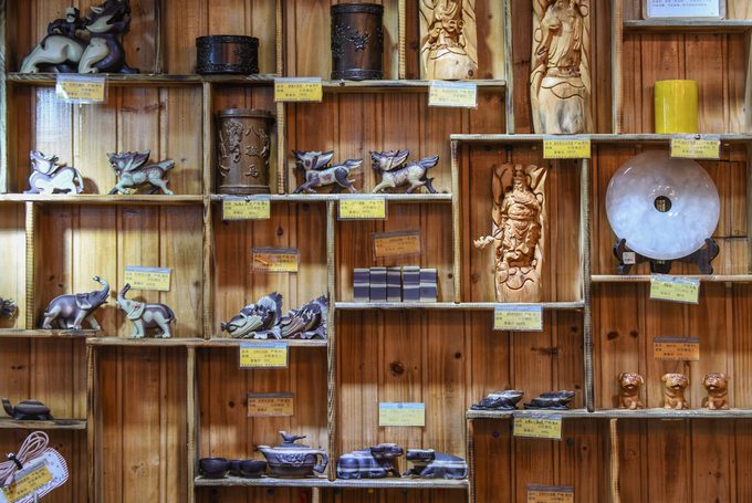 Đồ lưu niệm tại đây đa phần là các sản phẩm trang trí làm từ gỗ và đá, gắn với văn hoá, điển tích của Trung Quốc.