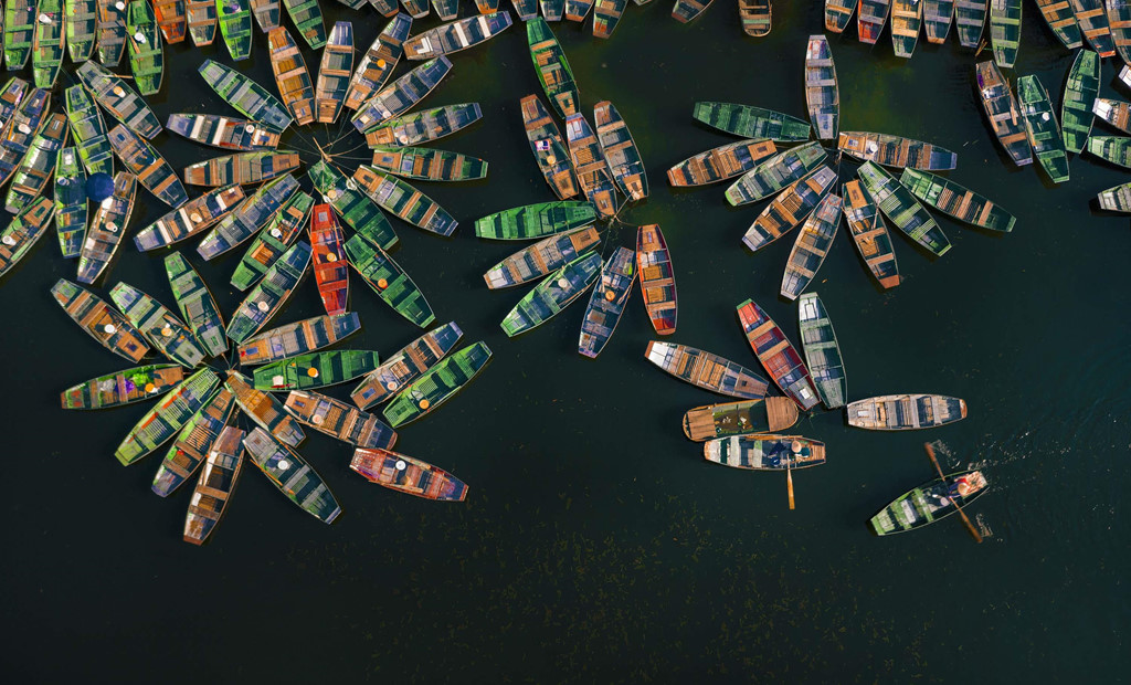 Trên bến thuyền Văn Lâm, hàng trăm con thuyền đầy màu sắc đã sẵn sàng phục vụ du khách tới tham quan, vãn cảnh.