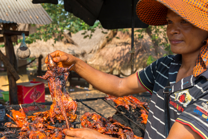 Chuột nướng Chuột đồng là món rất được ưa chuộng ở Campuchia và thường ăn với sốt làm từ me, xoài và cà chua. Đây cũng là món ăn khoái khẩu của nhiều người dân Campuchia. Để bắt được chuột, người ta thường đi sâu vào trong những cánh đồng, dùng bẫy để bắt vì dùng tay không rất khó. Ảnh: Ahmad Faizal Yahya.