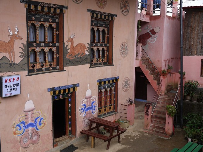 Tục thờ dương vật  Khi đến Bhutan, đặc biệt là vùng nông thôn, du khách có thể nhìn thấy biểu tượng dương vật được vẽ và trang trí phổ biến trên các ngôi nhà. Người dân ở quốc gia này tin rằng, “của quý” đàn ông sẽ giúp xua đuổi tà ma và mang lại may mắn cho họ. Ảnh: Culture Trip.