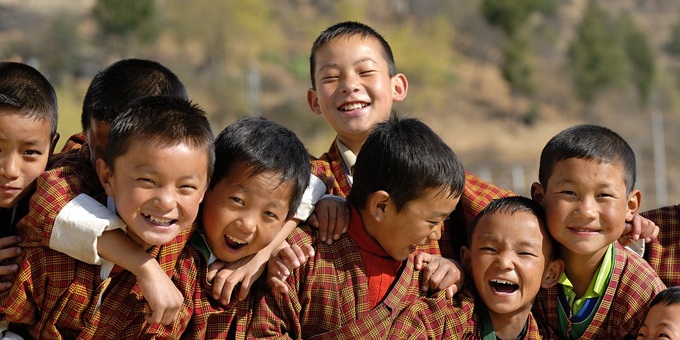Hạnh phúc quan trọng hơn sự giàu có  Quốc gia Rồng Sấm Bhutan sử dụng chỉ số hạnh phúc (GNH) làm thước đo về tiến bộ quốc gia thay vì chỉ số kinh tế GNP (tổng sản phẩm quốc gia). Trong đó, bốn trụ cột để đánh giá GNH gồm: Phát triển kinh tế hài hòa, quản trị hành chính hiệu quả, thúc đẩy văn hóa, bảo vệ môi trường. Ảnh: Expact Teacher.