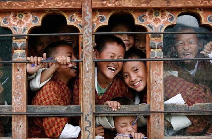 Miễn phí giáo dục và y tế  Mặc dù GDP của Bhutan thấp, chính phủ Bhutan vẫn duy trì hệ thống chăm sóc sức khỏe miễn phí không chỉ cho người dân Bhutan, mà cả những người cư trú trên quốc gia này. Về giáo dục, học sinh ở đây được miễn học phí và các bữa ăn, ngoài ra còn được tặng sách, quần áo và dụng cụ học tập. Ảnh: The Atlantic.