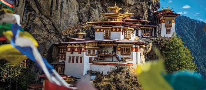 Thân thiện với môi trường  Luật ở Bhutan quy định 60% diện tích đất nước dành để bảo vệ rừng cho thế hệ kế tiếp. Hàng năm, Bhutan tạo ra khoảng 1,5 triệu tấn carbon nhưng 70% diện tích rừng ở Bhutan đã hấp thụ lại 6 triệu tấn khí này. Vì vậy, Bhutan cũng là quốc gia có lượng khí carbon thải ra môi trường thấp nhất thế giới. Vào năm 1999, trong khi các quốc gia khác xem xét việc cấm sử dụng túi nhựa, Bhutan đã thực thi điều luật này. Ảnh: National Geographic.