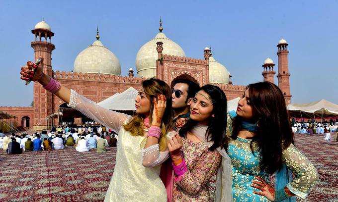 Bạn có thể thấy những tín đồ Hồi giáo, Thiên Chúa giáo hay Hindu giáo sống chan hòa. Ngoài ra, Pakistan từng là thuộc địa của Anh, nhiều người bản địa vì thế có thể giao tiếp bằng tiếng Anh nên việc đi lại quanh quốc gia cũng thật sự không quá khó khăn. Ảnh: Reddit.