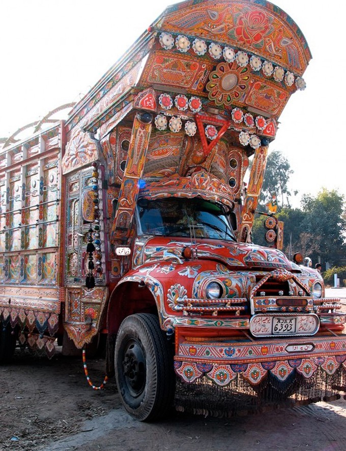 Đừng bỏ lỡ cơ hội thử ngồi trên những chiếc xe jingle truck ấn tượng này khi bạn hòa mình vào đất nước và con người Pakistan. Ảnh: Reddit.