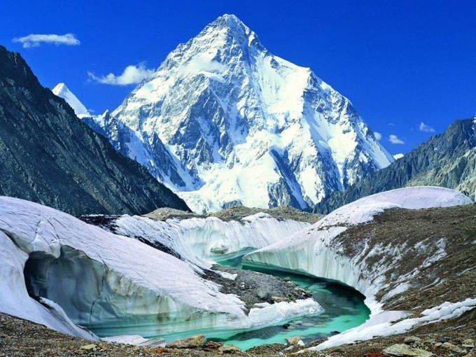 Đất nước Nam Á nổi tiếng khắp các cộng đồng du lịch bởi vẻ đẹp của những rặng núi, thung lũng, sông băng và rừng rậm. 5 trong 14 đỉnh núi cao nhất hành tinh thuộc Pakistan, gồm cả đỉnh K2 nổi tiếng (ảnh) thuộc rặng Karakoram đầy thử thách ở độ cao 8.611 m. Ảnh: Theamazingpics.