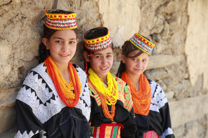 Nền văn hoá đầy sắc màu  Các bộ lạc sống tách biệt ở những vùng xa xôi vẫn giữ gìn bản sắc của riêng mình. Trong tỉnh Chitral, du khách có thể đến thăm tộc người Kalash khá khác biệt với người Dardic bản địa.  Người Kalash có tín ngưỡng và các lễ hội đặc trưng từ ngàn xưa. Họ đội những chiếc mũ và đeo vòng cổ kết từ hạt cườm đủ màu sắc nổi bật. Đến Pakistan, bạn sẽ rơi vào thế giới của đủ loại màu sắc sinh động và tràn ngập tinh thần khám phá.