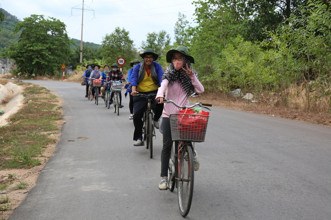 Ngoài leo núi, dưới chân núi Chứa Chan có con đường bao quanh thường được các bạn trẻ yêu thích với bộ môn "xe đạp phượt" vào mỗi buổi chiều.