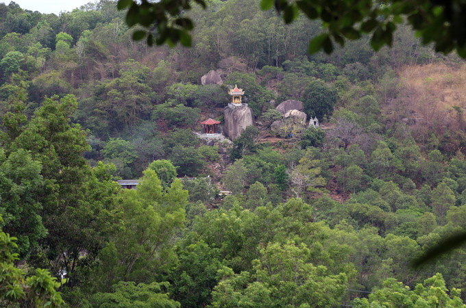 Lưng chừng núi là các ngôi chùa được xây bên những vách đá lớn. Đây cũng là điểm đến du lịch tâm linh thu hút nhiều khách thập phương, đặc biệt là những ngày rằm âm lịch.