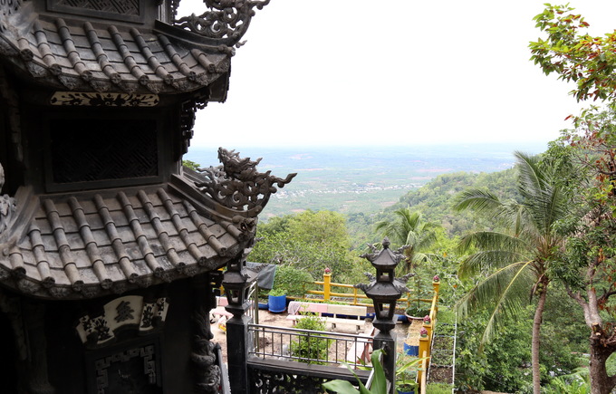 Chùa Bửu Quang tọa lạc trên lưng chừng núi với độ cao khoảng 500 m so với mặt nước biển. Từ ngôi chùa này, bạn phóng tầm mắt sẽ thấy rõ cảnh quang những ngôi làng dưới chân núi.
