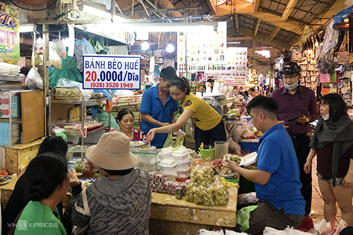 Quán bánh 6 bình hơn 20 năm đông khách ở chợ Bến Thành