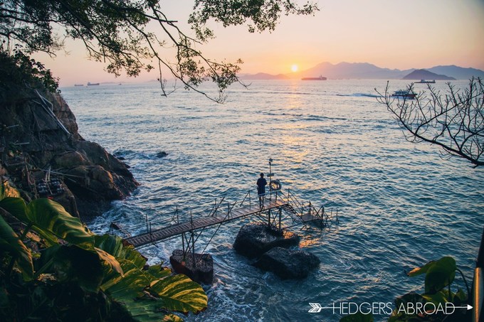 Cầu tắm Sai Wan  Nằm ở Tây Bắc Kong Kong, cầu tắm Sai Wan là nơi lý tưởng để chụp ảnh cưới, ảnh du lịch. Mặc dù nằm khá xa trung tâm nhưng với cảnh quan độc đáo, lãng mạn, khu vực này vẫn thu hút du khách và nổi tiếng trên Instagram. Ngoài chụp ảnh, cầu tắm vốn được sử dụng cho những người muốn hòa mình vào dòng nước biển mát lành ở Sai Wan.  Ảnh: oneworldjustgo