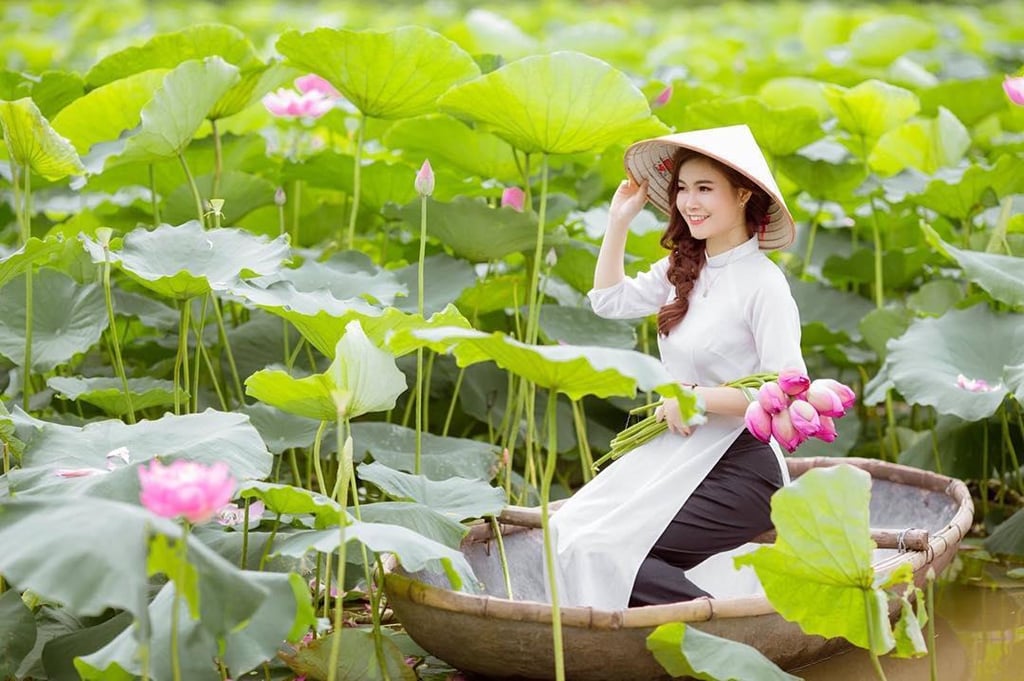 Taking pictures with lotus has many costumes such as ao dai, four-body dress, camisole, ba ba... Each picture will bring a unique beauty, bold characteristics of Vietnamese women.  This is the ideal place to visit and take pictures on the weekend with family and friends.  Entrance tickets range from 30,000-50,000 VND.  Photo: Foodie.