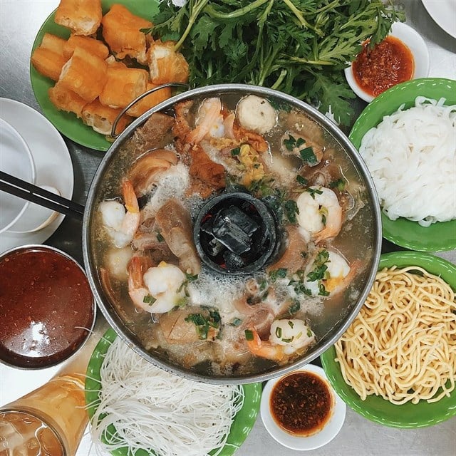 Không sợ bụng đói với hàng loạt địa điểm ăn uống tại Sài Gòn (lẩu cá Dân Ích)