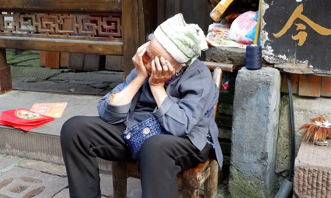 Hiện nay, Phù Dung trấn có khoảng 17.000 người sinh sống, trong đó chủ yếu là người Thổ Gia. Đây là một dân tộc thiểu số lâu đời của Trung Quốc, chủ yếu sinh sống tại các vùng Hồ Nam, Hồ Bắc, Trùng Khánh và Quý Châu.
