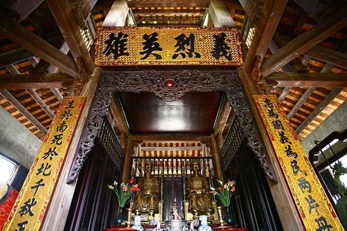 Tượng Toàn quyền Nguyễn Tri Phương và Tổng đốc Hoàng Diệu bằng đồng, đặt trong khung gỗ trên gác.