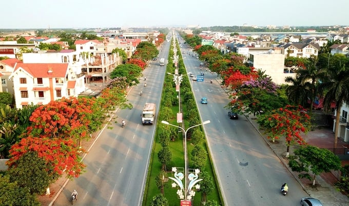 Hải Phòng được biết đến là thành phố hoa phượng đỏ. Loài hoa này thường nở rộ vào tháng 5, 6. Đường Phạm Văn Đồng nối trung tâm thành phố với khu du lịch Đồ Sơn dài 18 km với hơn 4.000 cây, được mệnh danh là đường hoa dài nhất Việt Nam.