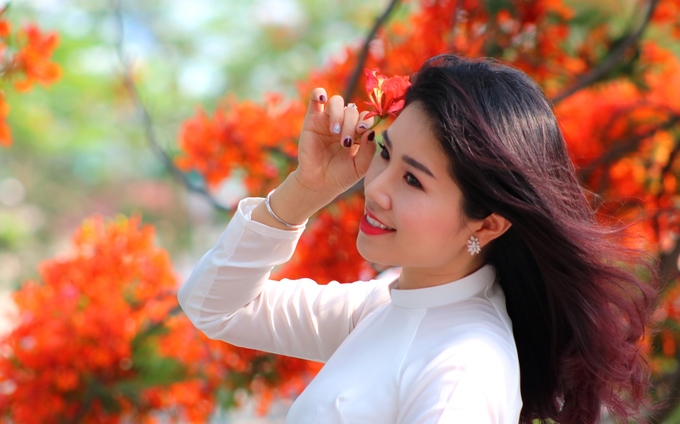 Chị Hoa, làm việc ở quận Dương Kinh, Hải Phòng, cho biết bản thân thích hoa phượng nhưng dịp này mới tranh thủ được ngày nghỉ cuối tuần để cùng bạn thực hiện một bộ ảnh.