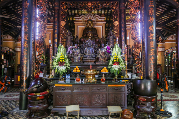 Tọa ở trung tâm chính điện là tượng Phật và các bồ tát đặt trên bàn Tam bảo. Phần lớn tượng đều làm bằng gỗ, có tuổi đời hàng trăm năm.