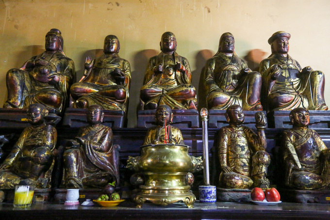 Xung quanh chùa có 113 pho tượng cổ, hầu hết là bằng gỗ, chỉ có 7 tượng đồng. Những bức tượng có giá trị tạc Phật A Di Đà, Phật Thích Ca, Quan Thế Âm Bồ Tát, Địa Tạng Vương Bồ Tát, Thập Bát La Hán... Các pho tượng do nhóm nghệ nhân ở Bình Dương, Cần Đước tạc vào đầu thế kỷ 19.