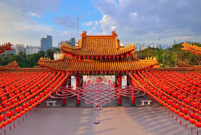 Ngôi chùa là sự kết hợp giữa kỹ thuật xây dựng hiện đại và kiến trúc truyền thống Trung Quốc, bao gồm các yếu tố Phật giáo, Đạo giáo và Nho giáo. Do đó, cổng chính của chùa Thiên Hậu được xây dựng hình vòng cung, nổi bật với những cột trụ sơn đỏ, màu sắc tượng trưng cho may mắn và thịnh vượng. Ảnh: Holidayiq.