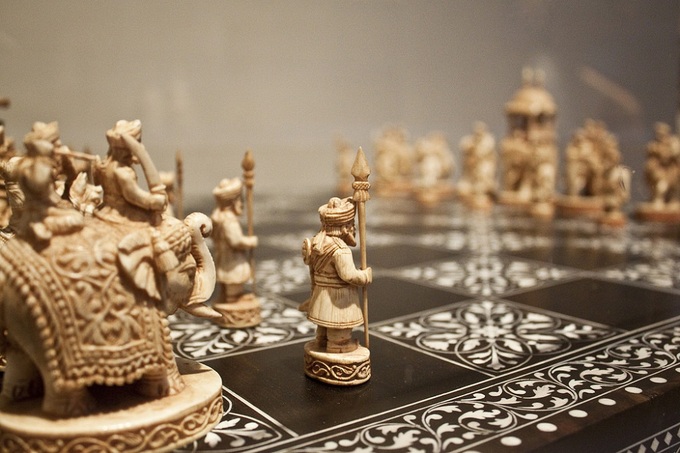 Cờ vua có nguồn gốc từ Ấn Độ  Cờ vua là một trong những trò chơi được yêu thích nhất trên toàn cầu. Nó còn được biết đến là một bộ môn nghệ thuật và khoa học. Các nhà sử học cho rằng, cờ vua là biến thể của một trò được chơi, có nguồn gốc ở Ấn Độ từ thế kỷ thứ 6 với tên gọi Ashatapada. Ảnh: Hindu Scriptures.