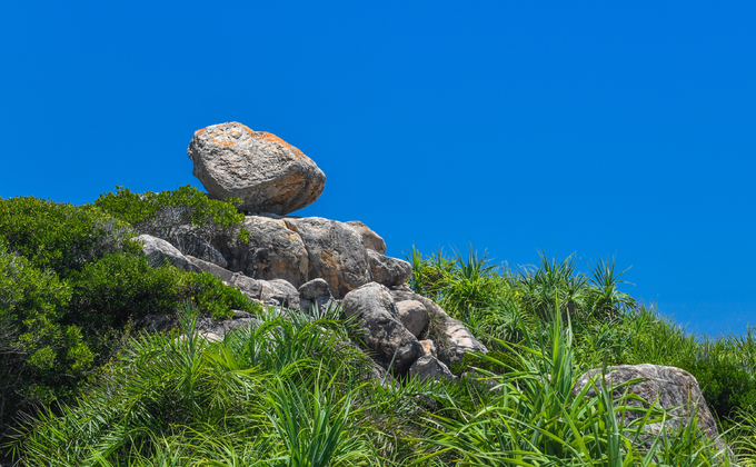 Khối đá cao hơn một mét, cạnh con đường bê tông dẫn lên mũi phía bắc đảo. Theo anh Lê Văn Luận, người dân sống trên đảo, mọi người thấy những tảng đá ở vị trí này từ hồi mới sinh ra và coi đây là điểm đặc biệt của Cù Lao Xanh.