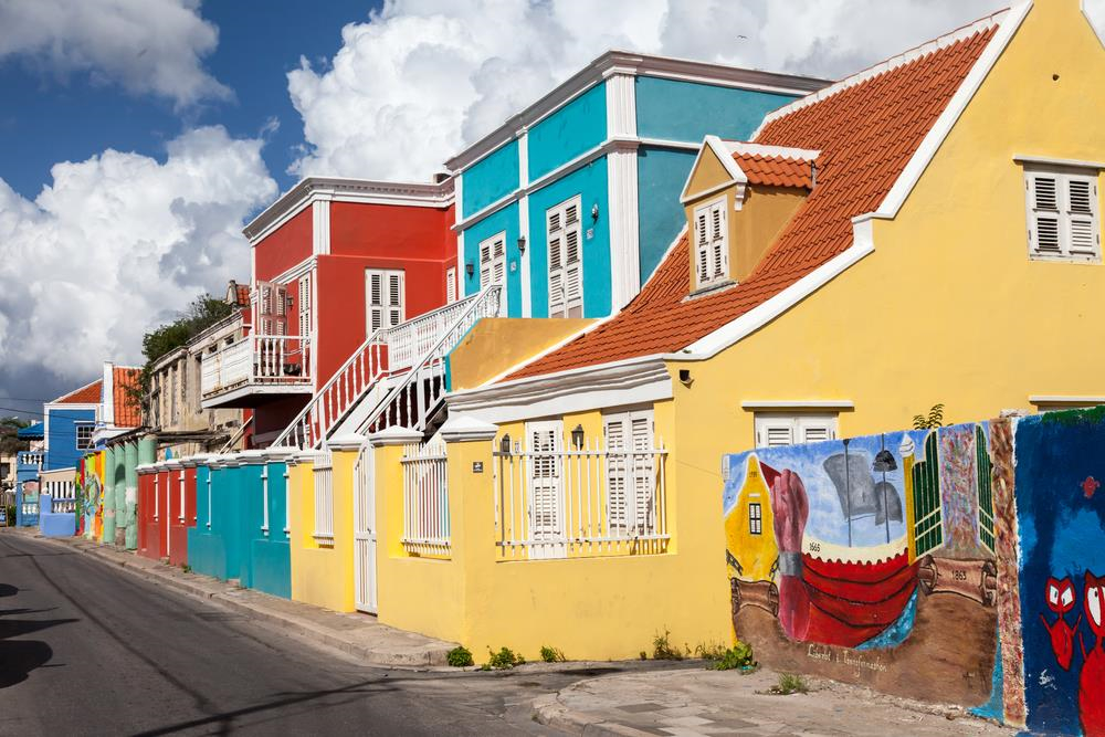 Curacao, quê hương của đội bóng vô địch giải King's Cup 2019 từng sở hữu cảng biển sầm uất từ thế kỷ 17. Người Hà Lan đã nhận thấy Curacao là địa điểm tiềm năng cho việc trao đổi nô lệ và biến đảo quốc này thành thuộc địa, tập trung khai thác, phát triển kinh tế tại đây.