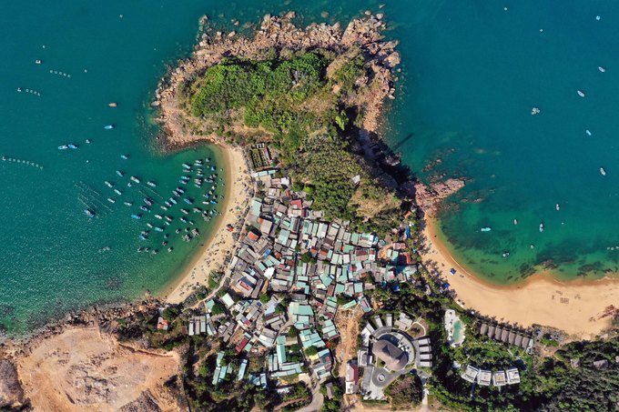Bãi Xếp vốn là làng chài trong vùng biển Quy Hòa được chia thành 2 bờ biển với bãi cát vàng uốn lượn hình vòng cung. Ở trung tâm là khu dân cư quần tụ hàng trăm năm nay.