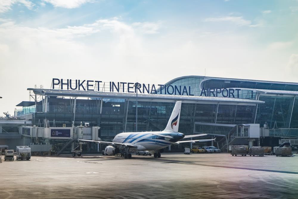 Do không có chuyến bay thẳng từ Việt Nam tới Koh Phi Phi, du khách sẽ phải đến Phuket hoặc Krabi để đi tàu ra đảo. Giá vé máy bay khứ hồi trong dịp tháng 6 từ Hà Nội hoặc TP.HCM đến Phuket dao động 3-5 triệu đồng. Bên cạnh đó, bạn cũng có thể bay khứ hồi từ hai thành phố này đến Krabi với giá khoảng 4-6 triệu đồng. Sau khi dành thời gian vui chơi, khám phá Phuket hoặc Krabi, du khách sẽ đi tàu cao tốc khoảng hơn một giờ để tới Koh Phi Phi. Giá vé trung bình khoảng 300.000 đồng/người. Ảnh: Shutterstock.
