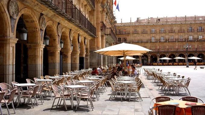 Một trong những nơi nhất định phải tới ở Salamanca là quảng trường chính Plaza Mayor. Nơi này có sức chứa 20.000 người, trước đây thường tổ chức các buổi đấu bò, sau này là các buổi ca nhạc. Tầng 1 và 2 ở quảng trường có các cửa hàng bán đồ lưu niệm, hàng ăn. Du khách ngồi ăn trong nhà, hoặc các dãy bàn ghế được kê bên ngoài hành lang, nhìn ra quảng trường trước mặt.