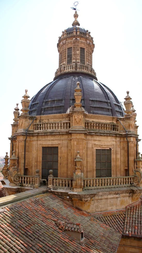Điểm đến tiếp theo gần quảng trường là tòa tháp Clerecía. Các tín đồ công giáo tin rằng đây là nơi giúp họ thanh tẩy tâm hồn và được lên thiên đàng. Ngày nay, đây là một trong những địa điểm check-in "sống ảo" đẹp bậc nhất tại Salamanca.