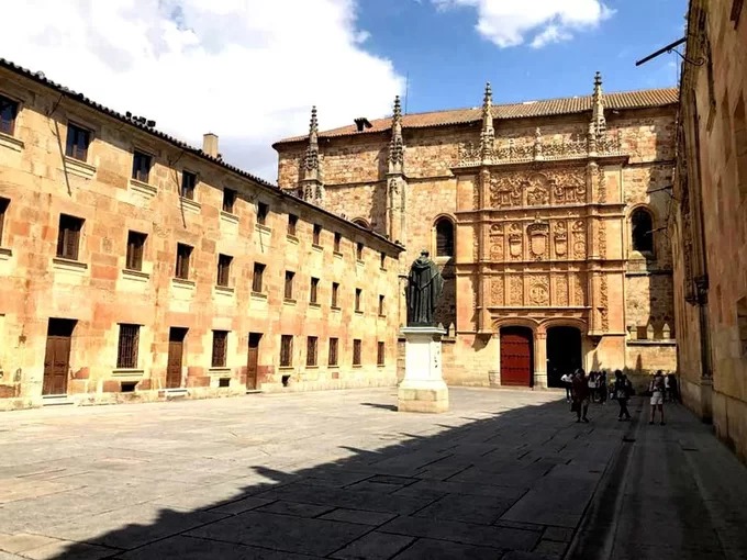Gần tháp là đại học Salamanca, một địa điểm hút khách du lịch không kém. Công trình được xây dựng năm 1134 và trở thành trường đại học vào năm 1218 dưới lệnh của vua Alfonson. Đây là trường đại học lâu đời nhất ở Tây Ban Nha và là trường đại học lâu đời thứ ba trên thế giới vẫn còn hoạt động.