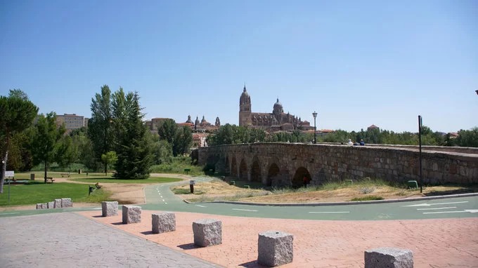Địa điểm cuối cùng mà chị Ngọc Anh ghé thăm là cây cầu nổi tiếng Roman bridge (tên gọi khác là Puente romano de Salamanca). Cầu bắc qua sông Tormes là một biểu tượng của thành phố. Ngày nay, du khách có thể đi bộ hoặc đạp xe qua cầu.  Ngoài các điểm tham quan nổi tiếng của thành phố, bạn không nên bỏ lỡ việc lang thang trên những con đường nhỏ, lát đá ở khu vực Old Town. Những góc phố nhỏ xinh, yên bình này là địa điểm lý tưởng cho các du khách thích chụp ảnh.  Thời gian ở Salamanca, du khách Hà Nội cũng ghé nhà hàng sao Michellin Don Mauro để khám phá ẩm thực. Giá mỗi bữa ăn từ 35 đến 85 Euro. Giờ mở cửa phục vụ khách ăn trưa từ 13h30.