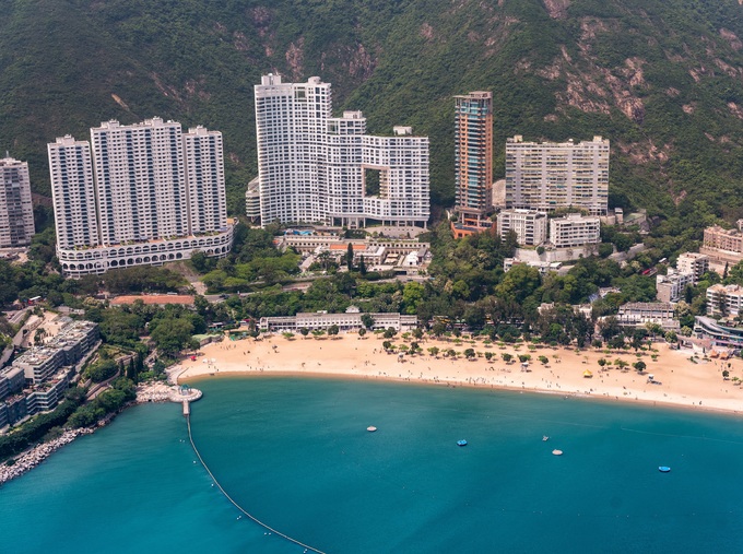 Tòa nhà Repulse Bay Hong Kong có địa thế đẹp, sơn thủy hữu tình. Người dân ở đây tin rằng những cơn gió thổi ra bờ biển chính là rồng bay từ trên núi xuống uống nước và rồng tượng trưng cho sức mạnh, phú quý, may mắn. Do đó khi bay lượn, chúng sẽ tạo ra năng lượng tốt cho hòn đảo. Người Hong Kong cho rằng bất kỳ tòa nhà chọc trời nào chặn đường bay của rồng đều tạo ra hung khí. Để hóa giải, nhiều cao ốc thường chừa một khoảng trống - gọi là "long môn", để mời rồng bay qua. Ảnh: CNN.