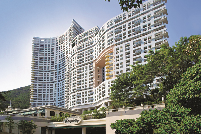 Một trong những tòa nhà khiến nhiều du khách hiếu kỳ với "long môn" là chung cư cao cấp Repulse Bay nằm trên bờ nam của hòn đảo, nơi từng là khách sạn đầu tiên ở Hong Kong. Du khách sẽ nhìn thấy tòa nhà này trên đường ghé thăm vịnh Repulse, nổi bật với "long môn" rộng 16 m, cao 24 m, chiếm 8 tầng nhà. Ảnh: Repulse Bay.