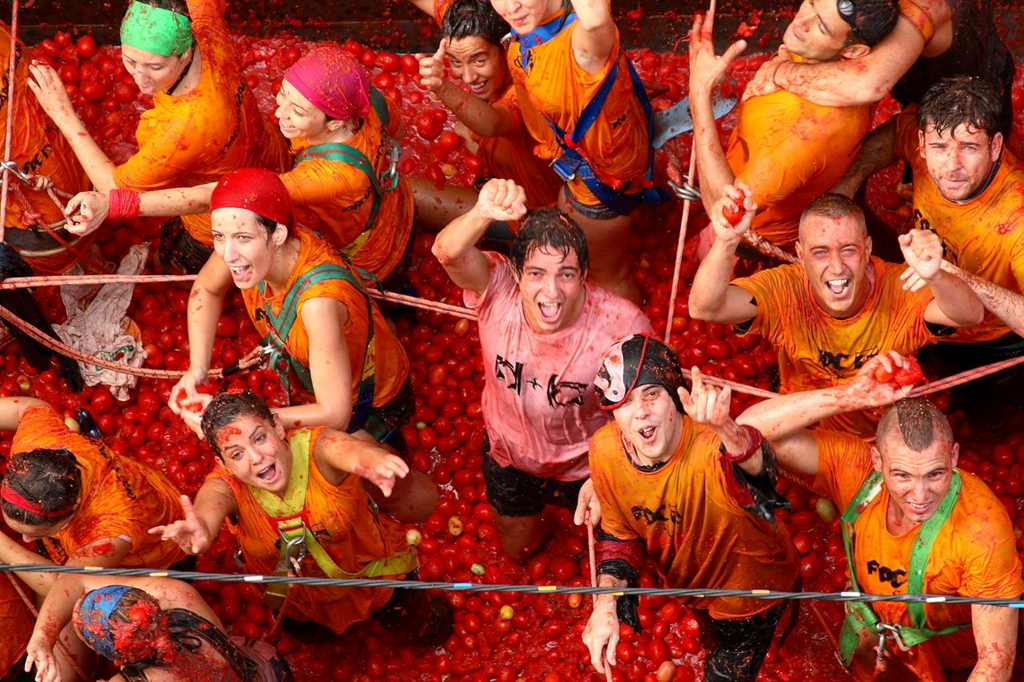 Ném cà chua là một trong những lễ hội lớn ở châu Âu và độc đáo trên thế giới. Lễ hội này được tổ chức vào thứ 4 tuần cuối cùng của tháng 8 tại thị trấn Bunol, thành phố Valencia, Tây Ban Nha. Hàng năm, lễ hội ném cà chua thu hút hàng triệu người từ khắp nơi trên thế giới về đây tham gia. Ảnh: Deira Travels Online.
