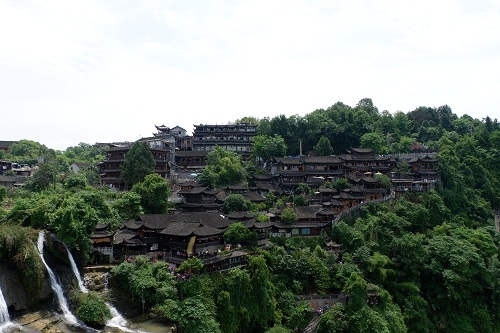 Kiến trúc nhà ở, cầu, hành lang ở Phù Dung trấn đều được xây dựng và cố định bằng gỗ. Ảnh: Lan Hương.
