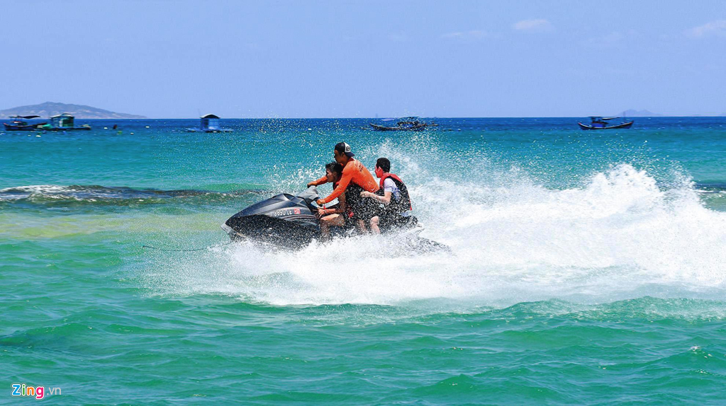 Khi thủy triều dâng, du khách vui chơi cùng sóng nước với trò chơi môtô, xuồng cao su lướt sóng ở vùng biển này.