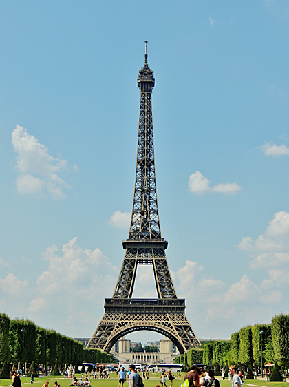 Tháp Eiffel mở cửa từ 9h sáng đến giữa đêm để phục vụ nhu cầu tham quan của du khách. Ảnh: Wikipedia.
