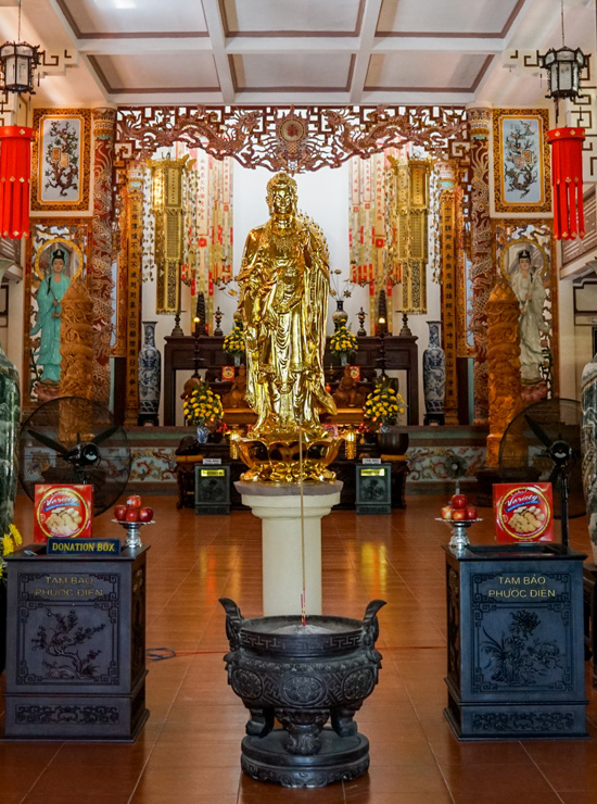 Chánh điện rộng hơn 1.500 m2. Nhà chùa quy định, du khách phải mặc quần dài mới được tham quan chánh điện, nhằm giữ nét uy nghiêm nơi cửa Phật.