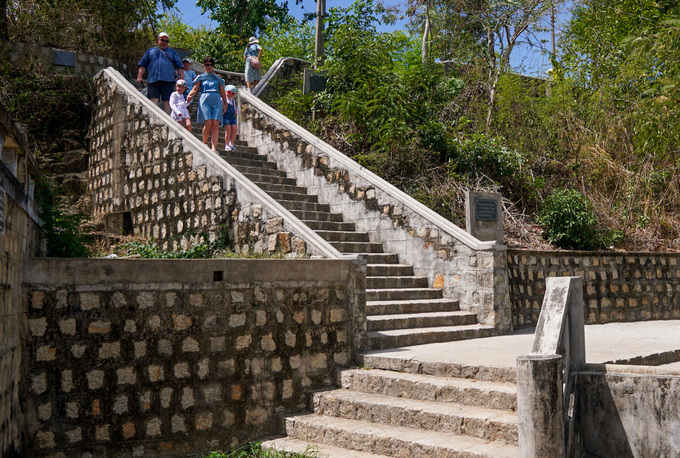 Để lên đồi thăm những bức tượng Phật, du khách phải leo 193 bậc tam cấp.