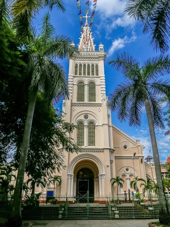 Mặt chính diện nhà thờ được thiết kế tinh xảo kiểu kiến trúc Gothic với các mái vòm nhọn kết nối liên tục. Phía trước cửa chính là khuôn viên rộng, trồng nhiều cây xanh.